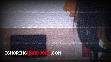 Ignoring Handjobs: Si rambut coklat panas dengan tetek besar bermain dengan buah...