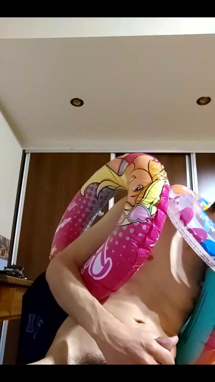 Floatie Boy: Vertical vid - so viele aufblasbare Baderinge wie ich kann, aufblasen