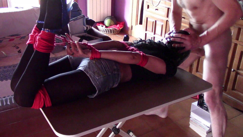 LauraOnHeels: Suka dipergunakan. Diikat dalam kasut tumit tinggi, ditutup mata dan...