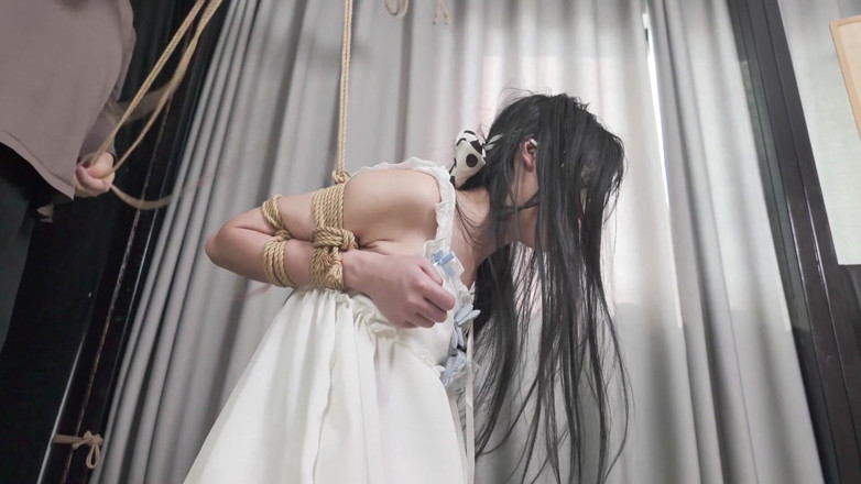 Aisan girl bondage: Xr24-una ragazza che indossava vestiti bianchi e calze bianche è stata...