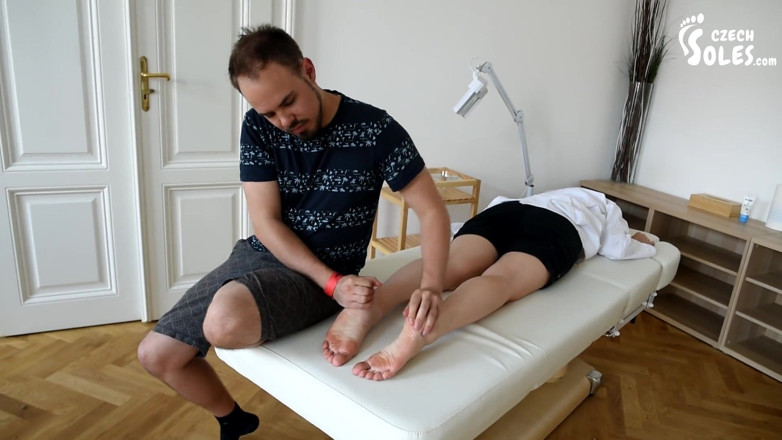 Czech Soles - foot fetish content: Charlie byla chycena při masáži sexy asijských nohou