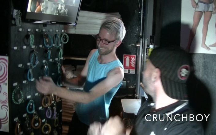 BAREBACK COMMUNITY: 2347 Troia gay scopata senza preservativo dalla pornostar viktor rom