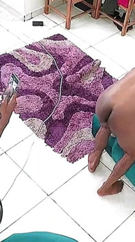 दो उभयलिंगी बेस्टी ने चोदने लायक मम्मी की चूत पर टर्न लिया