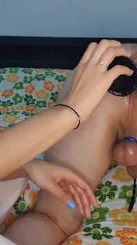 Séance de maîtresse sexy. Femdom, une esclave avec un énorme gode pendant que l'urétral suce sa grosse bite