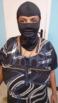 Melkachtige grote borsten Indische Desi tante