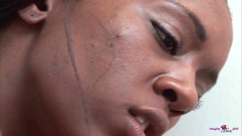 Naughty Black Girls: Baie este întreruptă de blonda albă racy care tânâie pentru pizda...