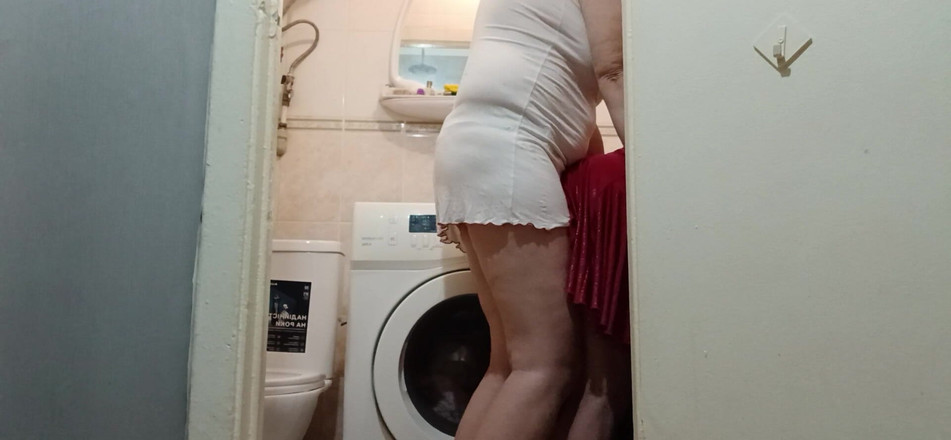 Lesbian-illusion: 남편이 직장에 있는 동안, 스트랩으로 이웃을 따먹어