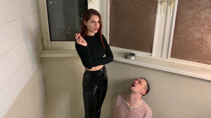 Petite Princesses Femdom: Dominatrix Sofi en látex usa su cenicero humano mientras fuma