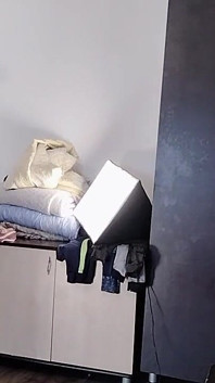 Esposa amadora se diverte experimentando roupas que ela corta