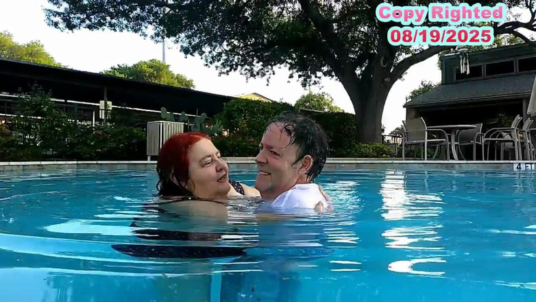BBW nurse Vicki adventures with friends: ナース・ヴィッキーとハンサムなハリーがプールでキスを楽しんでいます!
