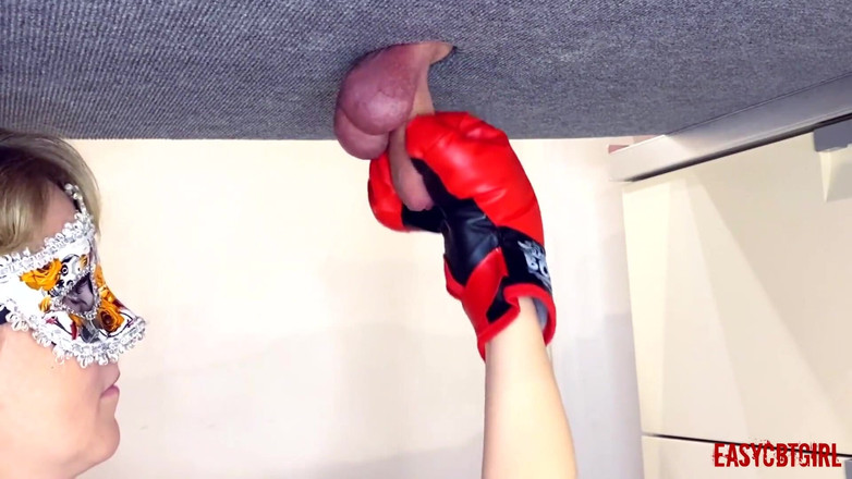 AnnyCandyPainboy: Une maîtresse boxe dans ses couilles d’esclave, easycbtgirl