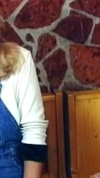 Сквіртуюча блондинка мамка залита товстим членом
