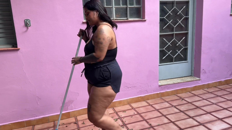 Quente club: Neighbor Went to Help the Chubby Girl Sweep the Yard...