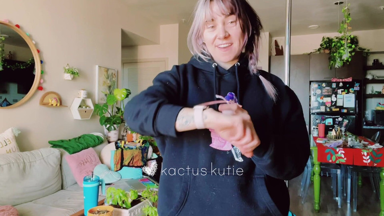 kactus kutie: Mostrándote mi camisa sudorosa después de mi paseo