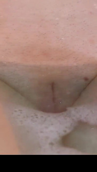 O matură sexy incitantă se masturbează în cadă cu un vibrator mare în pizdă și un duș pe clitorisul ei
