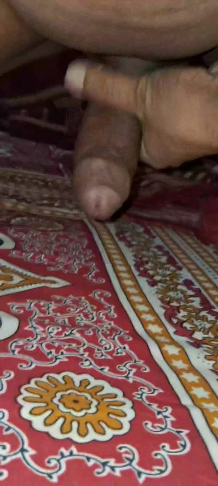 Rajveer Bhumihar: Un Tânăr Indian Întins Pe Pat Și Își Împinge Penisul Mare.