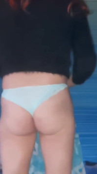 Provocante nei pantaloni da coniglietta bianca e tacchi rossi che si spoglia per le mie mutandine