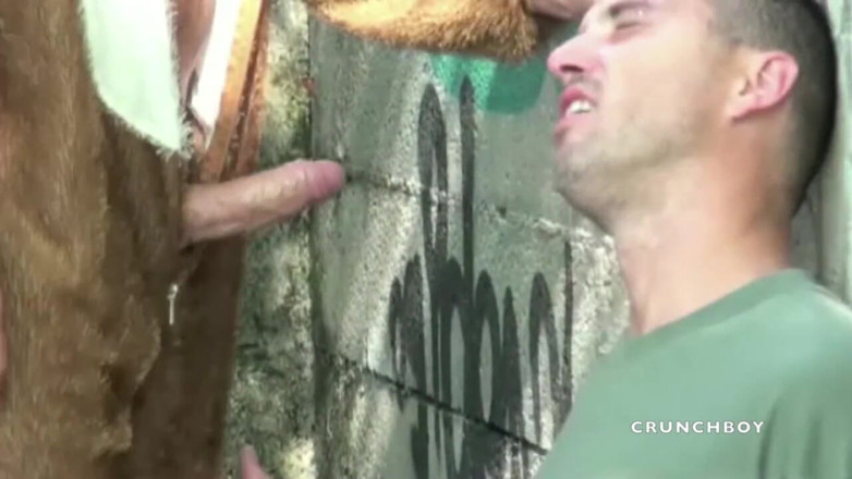EXHIB BOYS: Divertente porno parodia con Isac usata dal suo amico vestito...