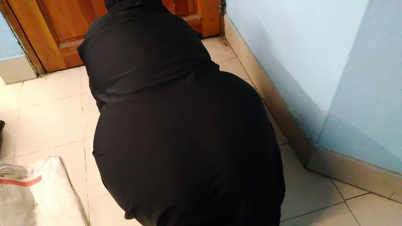 Aria Mia: Servitoare saudită cu un cur uriaș futut de fiul vitreg...