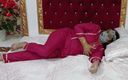 Raju Indian porn: Desi Bhabhi met grote borsten masturbeert met een grote dildo