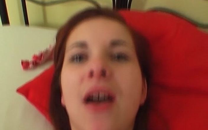 Deutsche Frauen: Une belle rousse allemande chevauche une bite dans la chambre