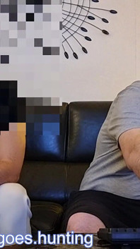 장난을 치는 똑바른 호기심 많은 베프