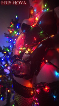 Eris nova si masturba avvolta dalle luci di Natale