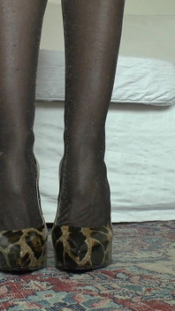La dea dei tacchi alti mette in mostra la sua designer patent tacchi lady victoria Valente