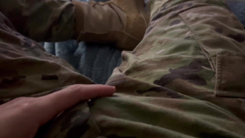 Gay Soldier Stuff: Abd ordusu askeri üniformayla mastürbasyon yapıyor ve çizmelerini gösteriyor