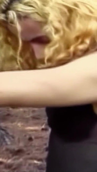 Une trans blonde anulingus et se fait sodomiser par des mecs