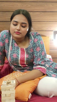 Bhabhi Ayushi bermain permainan seks pasangan dengan dever video penuh