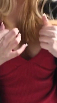 남자의 자지를 빨아주는 변태를 사랑하는 발정난 노출증 금발