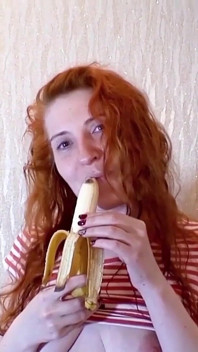 Banana ile oynuyor
