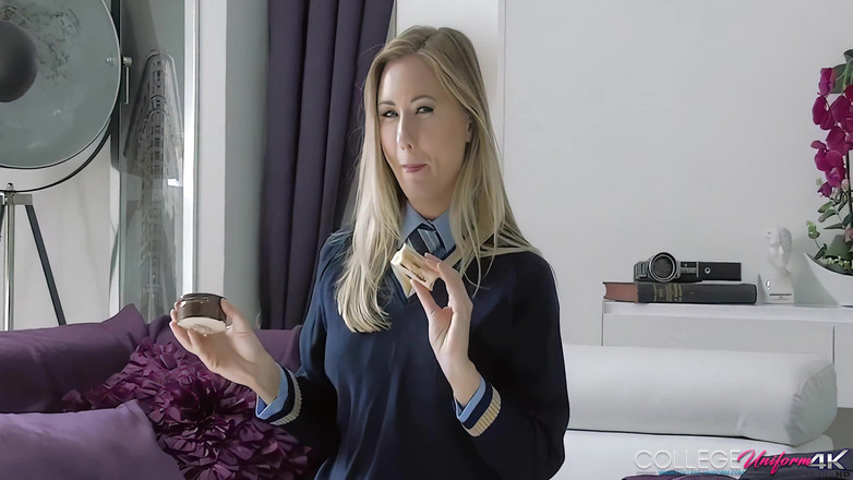 College Uniform: La Bananna con Sammi Tye