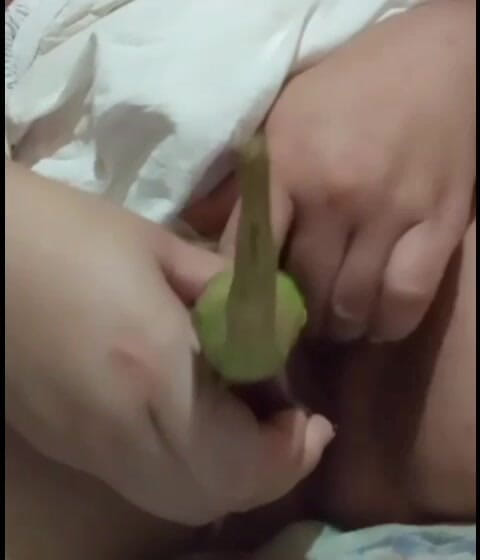 YummehBabes1: Brincando com a buceta de berinjela