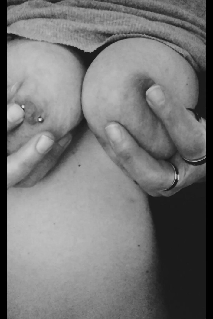 Princess Udders: Kult bogini POV Czarno-biały transseksualny MILF BBW Uznanie