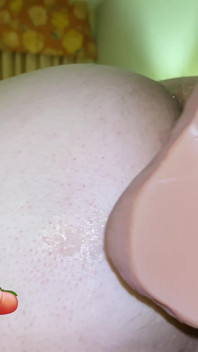 Tuzak büyük dildo makinesi tarafından sikiliyor