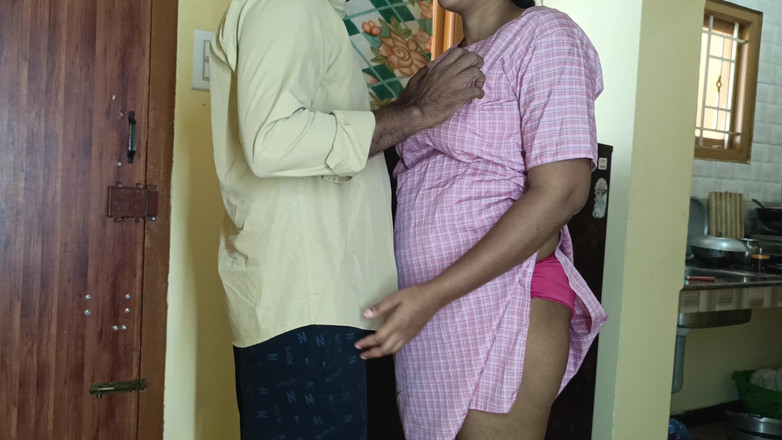 Ilakkiya: Studentă cu uniformă