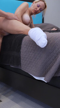 卑劣な靴下を履いたシッターが捕まった - PORNVENTURES IN BABYSITTING E16 - 熟女ステラ