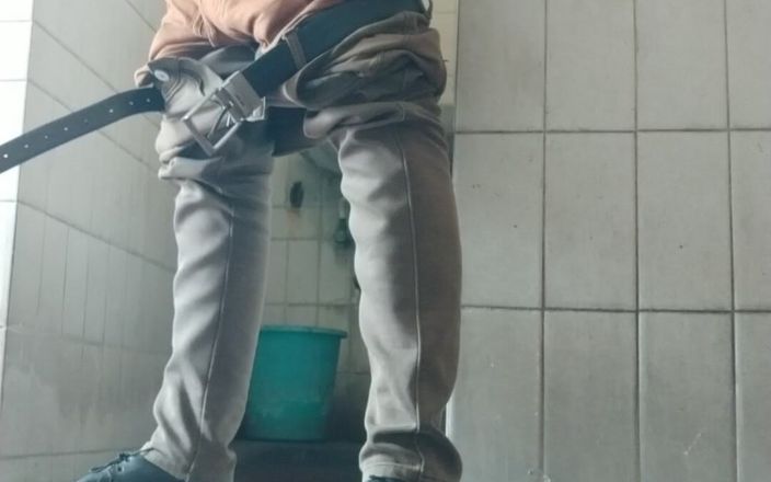 Tamil 10 inches BBC: 浴室で彼の巨大なコックを手コキする男