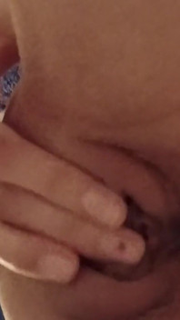 Masturbo mi coño mojado y apretado hasta el orgasmo