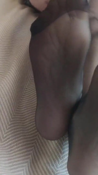 Footjob från söt strumpbyxor