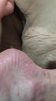 Une pute pénible veut se faire éjaculer par 6 avec des bites monstrueuse