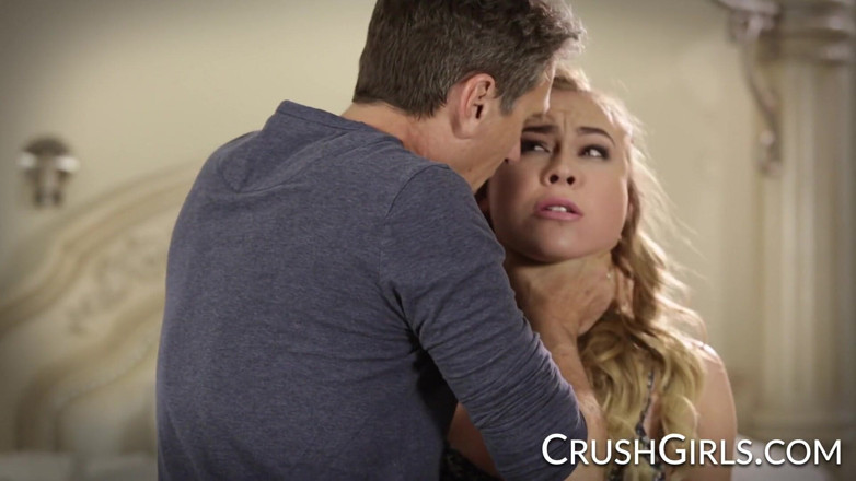 Crush Girls: Crush Girls - schattige blonde Alyssa Cole gestraft door haar stiefvader