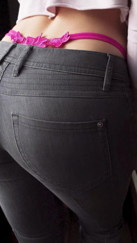 핑크 끈고 고래 꼬리를 괴롭히는 쪼이는 청바지를 입은 PAWG