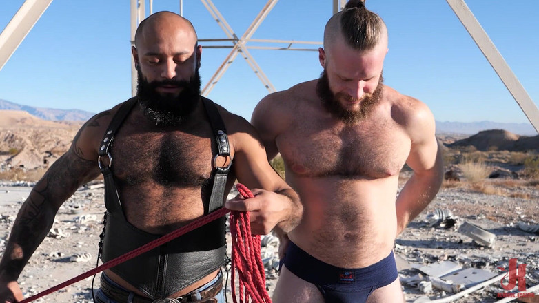 Kinky Bites Gay: Çöl kenarı: leo forte ve brian bonds