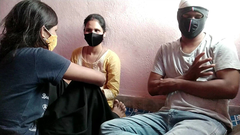 HousewifeGeeta: Trío sexual con hermanastra y mejor amigo - audio hindi