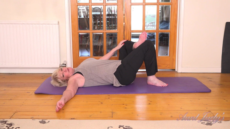 Aunt Judy's: Auntjudys - Tetona Madura MILF Mrs. Amy - Travieso Entrenamiento De Yoga