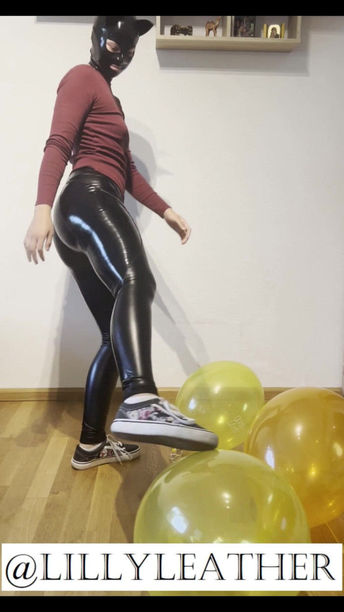 LillyLeather: Fata Looner iese în 4 baloane în ținută drăguță și mască de latex Kitty