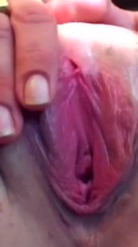 Une blonde mature prolapsus le bouton de rose en se doigtant un trou mouillé